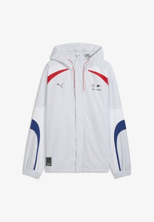 Valkoinen hupparillinen Puma-takki punaisilla ja sinisillä korostuksilla, BMW Motorsportin ja Puman logot sekä vetoketjusulkija edessä.