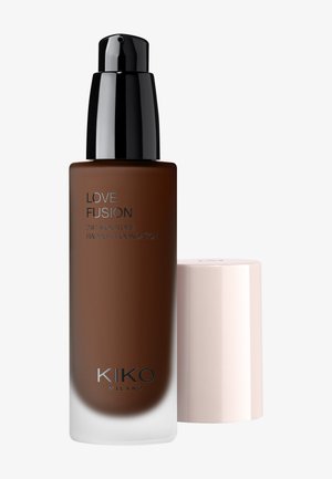 Flacon de fond de teint liquide brun foncé avec pompe noire et capuchon beige, étiqueté "Love Fusion 24H Moisture Radiant Foundation" par KIKO Milano.