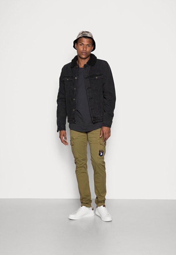 PETROL PATCH - Cargo trousers - oliv4