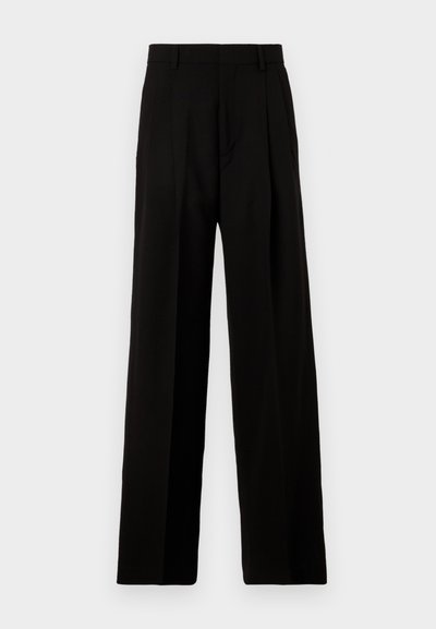 Pantalones de pierna ancha negros, confeccionados en una tela suave, con una cintura alta, pliegues frontales y un diseño limpio y estructurado sin adornos.