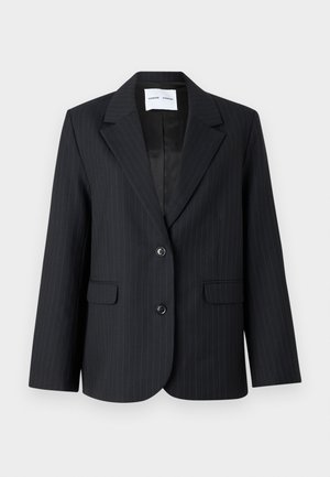 Melna svītrainā žakete ar strukturētu dizainu, iegrieztiem atlokiem, divām priekšējām kabatām un vienu pogu aizdari. Gluda iekšējā odere.