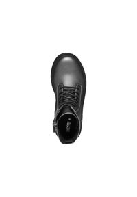 Botín negro de piel con cordones en la parte delantera, cremallera lateral, punta redondeada y acabado texturizado. Logotipo "GEOX" visible en el interior.