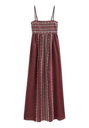 Bordeauxrotes ärmelloses Maxikleid mit dünnen Trägern und weißer geometrischer Stickerei am Oberteil und den vertikalen Bahnen am Rock.