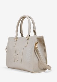 Bolsa tote de cuero beige con acabado texturizado, asas redondeadas dobles, correa de hombro desmontable y un llamativo acento del logo "BV" en la parte frontal.