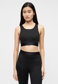 Top deportivo corto negro hecho de tela elástica, con escote redondo y una cinturilla ancha con un sutil patrón de logo.