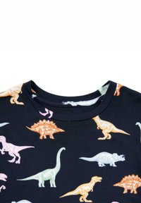 Navyblå bomullströja med rund halsringning, prydd med flerfärgade dinosaurieillustrationer i rosa, orange, grönt och vitt över tyget.