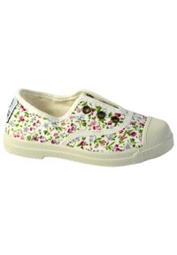 Scarpa slip-on in tela floreale con base bianca, caratterizzata da fiori rosa e blu, punta in gomma e occhielli in metallo per ventilazione.