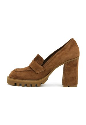 Tacchi a piattaforma in suede marrone con punta arrotondata, ampia fascia sul davanti e tacco grosso con suola in gomma rigata.