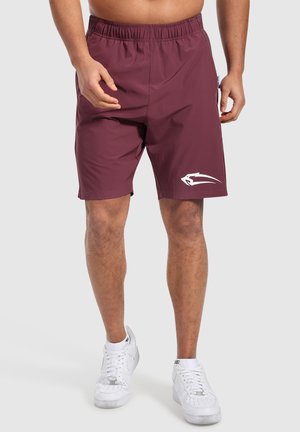 Bordeaux zwembroek van lichtgewicht stof, met een elastische tailleband en een wit logo-detail op het linkerpootje.