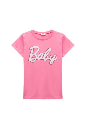 Vaaleanpunainen puuvillainen T-paita lyhyillä hihoilla, jossa on sanat "Baby" helmikirjaimin edessä. Sileä pinta, klassinen pyöreä pääntie.