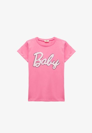 Camiseta de algodón rosa con mangas cortas que presenta la palabra "Baby" en letras de lentejuelas en el frente. Textura suave, cuello redondo clásico.