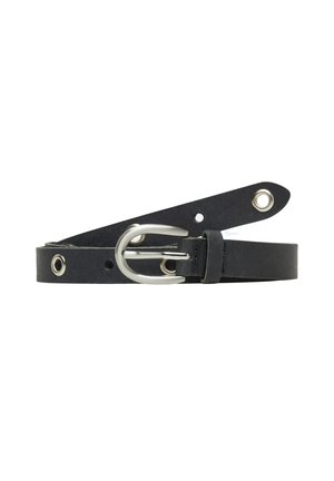 Zwarte leren riem met een zilveren ovale gesp en meerdere oogjes langs de riem, plat gelegd op een witte achtergrond.