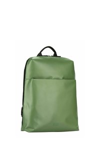 Sac à dos en nylon vert avec une finition lisse, doté d'une poche avant, d'accents noirs et d'une poignée supérieure. Fermeture éclair sur le compartiment principal.