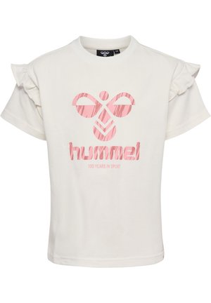 Hvid bomulds-T-shirt med flæsekorte ærmer, med en pink grafisk logo og tekst, der lyder "hummel 100 ÅR I SPORT."
