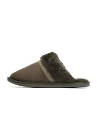 Zapatilla de ante marrón con forro de piel sintética y punta inclinada. La parte superior cuenta con una banda de tela en color tostado. Suela de goma ligera.