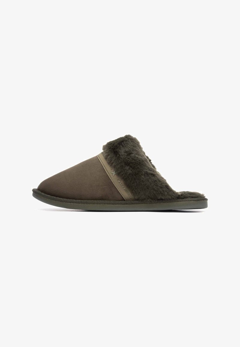 Zapatilla de ante marrón con forro de piel sintética y punta inclinada. La parte superior cuenta con una banda de tela en color tostado. Suela de goma ligera.