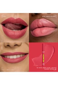 Trois vues rapprochées de lèvres portant un rouge à lèvres mat rose et un tube de NYX Fat Matte Smooth Color Lipstick en teinte Flamingo Feather.