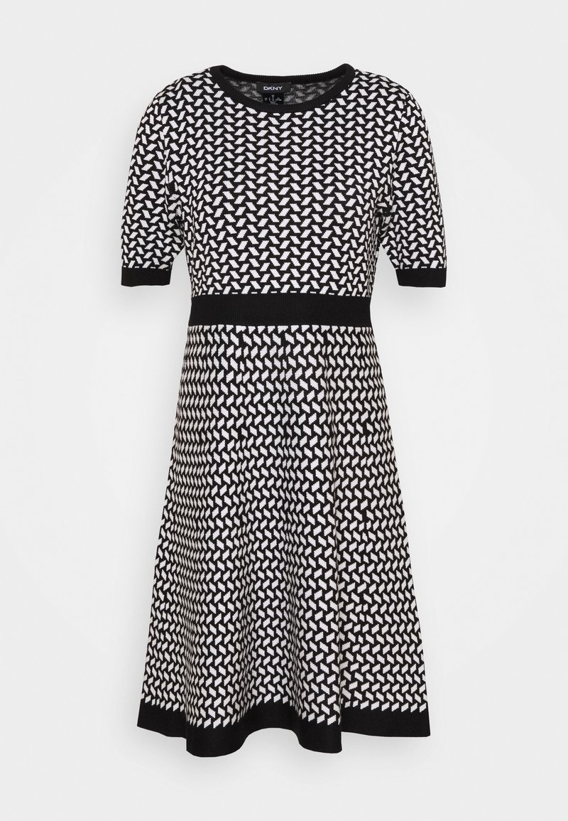 Robe à manches courtes noir et blanc avec motif géométrique, encolure ronde, taille cintrée et jupe évasée longueur genou.