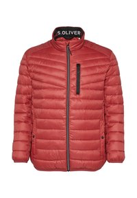 Giacca a vento rossa con zip frontale, polsini a costine e colletto con logo. Motivo a righe orizzontali su tutta la superficie con un design elegante.