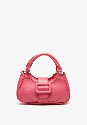 Sac en cuir rose avec une forme structurée, présente une large boucle centrale et des détails cousus sur les côtés. Poignée courte et robuste.