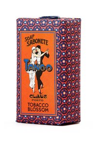 Orangene Seifenbox mit einem floralen Muster, das ein tanzendes Paar zeigt. Der Text umfasst "Seife", "Claus", "Tango" und "Tabakblüte".