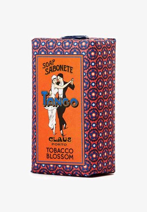 Orangene Seifenbox mit einem floralen Muster, das ein tanzendes Paar zeigt. Der Text umfasst "Seife", "Claus", "Tango" und "Tabakblüte".