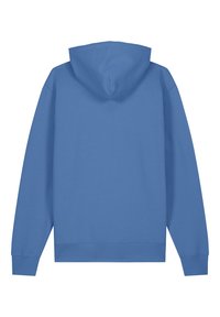 Sweat à capuche bleu en tissu doux, doté d'une capuche spacieuse, de longues manches et d'un ourlet droit. Pas de graphiques ni de motifs visibles.