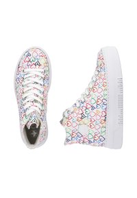 Baskets montantes avec une tige en toile, présentant un motif de cœurs colorés sur un fond blanc, semelle en caoutchouc blanc et design à lacets.
