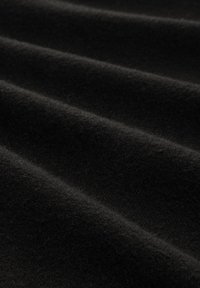 Černá tkanina s měkkým, texturovaným povrchem, s jemnými záhyby a rovnoměrným matným povrchem. Vyznačuje se jednoduchým designem bez vzorů.