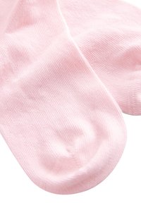Calzini rosa in cotone con una texture a coste, caratterizzati da una punta arrotondata e una finitura liscia, posizionati insieme.