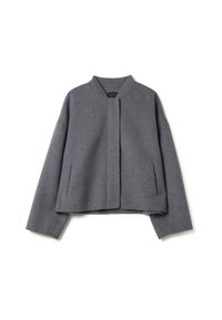 Veste en laine grise avec un col rond, des épaules tombantes et sans fermeture. Équipée de poches latérales et d'une silhouette ample. Texture douce.