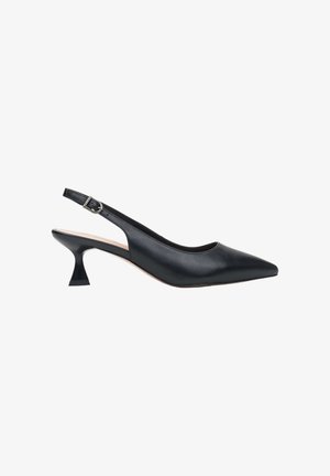 Zwarte leren slingback schoen met spitse neus en lage, gebogen kittenhak met gespje.