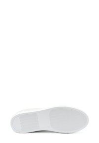 Suola di sneaker bianca realizzata in materiale gommoso liscio con una presa testurizzata e a motivi. Forma curva e profilo piatto per garantire stabilità.