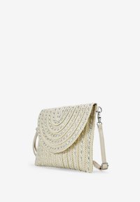 Bolso de mano tejido en color crema con un diseño circular texturizado. Cuenta con una solapa que se pliega y una correa desmontable. Se aprecian acentos de hilo metálico.