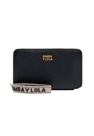Cartera de cuero negra con superficie texturizada, logotipo dorado "BIMBA Y LOLA," y una correa de tela para la muñeca con el nombre de la marca en negro.