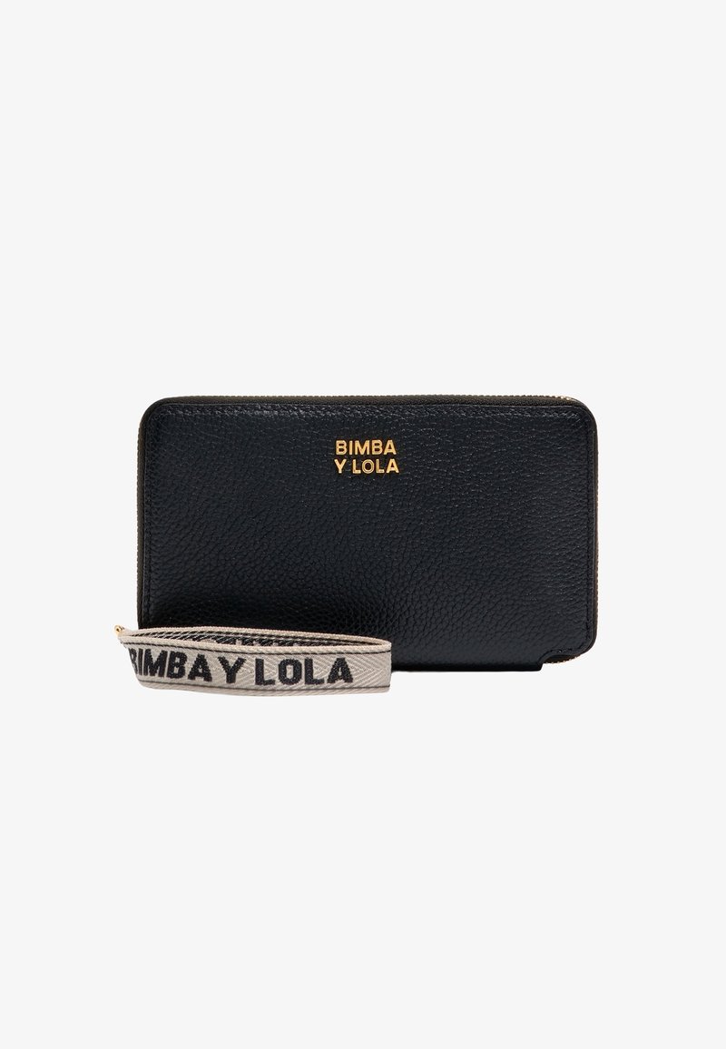 Melna ādas maka ar teksturētu virsmu, zelta logo "BIMBA Y LOLA" un auduma roku siksnu ar zīmola nosaukumu melnā krāsā.