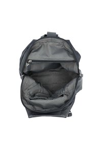 Schwarzes synthetisches Innenfutter des Rucksacks, das ein geräumiges Hauptfach mit elastischen und mit einem Reißverschluss versehenen Taschen sowie einem gemusterten grauen Stofffutter aufweist.
