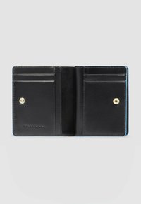 Cartera de cuero negro con textura suave, detalles en los bordes en azul, múltiples ranuras para tarjetas y cierre de presión para un almacenamiento seguro.