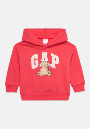 Rød barnehoodie med GAP-logo og en bamse som holder en blomst trykket foran, med lange ermer og hette.
