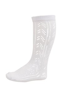 Weißer kniehoher Socke mit einem offenen Gittermuster, weichem Strickmaterial, gerippter Manschette und glatter Textur.