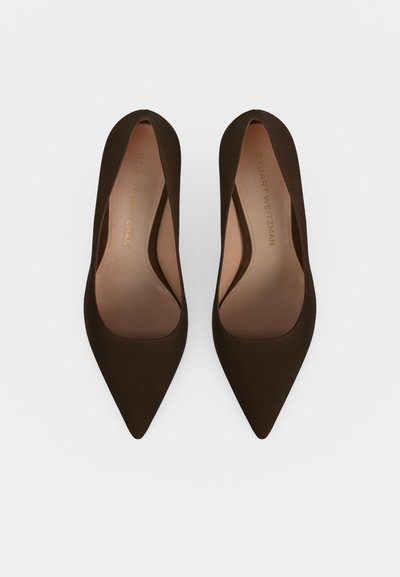 Paar dunkelbraune High-Heel-Schuhe mit spitzer Zehenpartie, hellbraunen Innensohlen und "Stuart Weitzman" innen aufgedruckt.