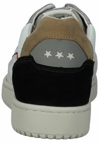 Tenisky s bílým syntetickým a černým semišovým svrškem, s hnědým semišovým podpatkem. Obsahují tři bílé hvězdné akcenty na poutku na patě.