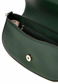 Borsa a mano in pelle sintetica verde con finitura texturizzata, forma curva e hardware dorato. Presenta una tasca con zip all'interno.
