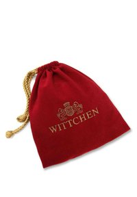 Sac en tissu rouge à cordon de serrage avec un logo doré représentant deux lions et une couronne, forme arrondie, texture douce et fermeture en corde contrastante.