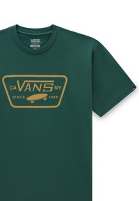 Camiseta de algodón verde con un logo gráfico dorado que presenta "VANS" y un diseño de patineta; ajuste clásico con escote redondo.