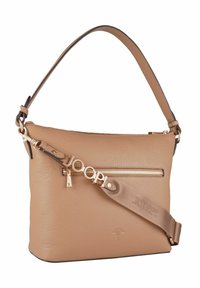 Tasche aus braunem Leder mit strukturiertem Finish, Reißverschlussfronttasche und verstellbarem Tragegurt. Mit goldfarbener Hardware und Logo-Details.