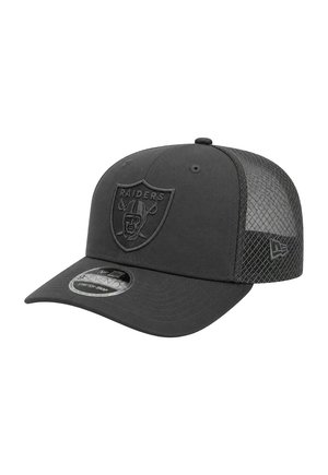 Schwarze Baseballkappe mit Netzrücken und gebogenem Schirm, mit einem aufgestickten Raiders-Logo auf der Vorderseite und einem Markenaufkleber auf dem Schirm.