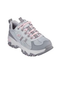 Zapatilla deportiva gris y rosa con parte superior de malla y sintético, lengüeta texturizada, punta redonda y suela acolchada con acentos en rosa.