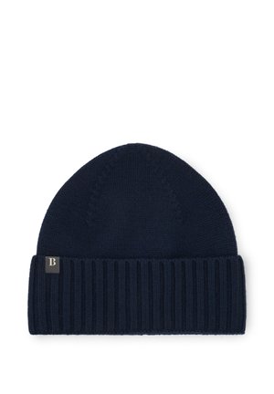 Bonnet en maille bleu foncé avec revers côtelé plié et petite étiquette rectangulaire présentant la lettre B sur le revers.