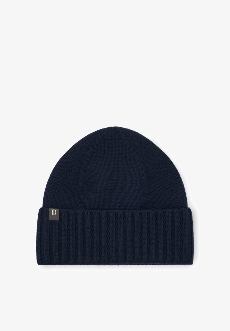 Bonnet en maille bleu foncé avec revers côtelé plié et petite étiquette rectangulaire présentant la lettre B sur le revers.